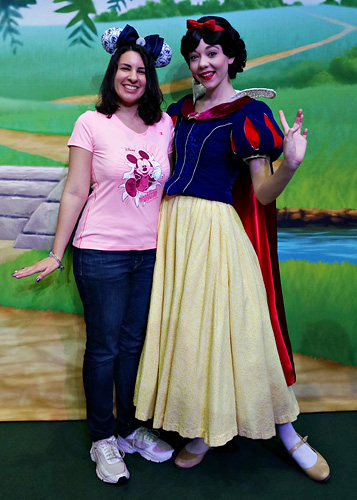 Meeting Snow White at rundisney princess half marathon at Disney World