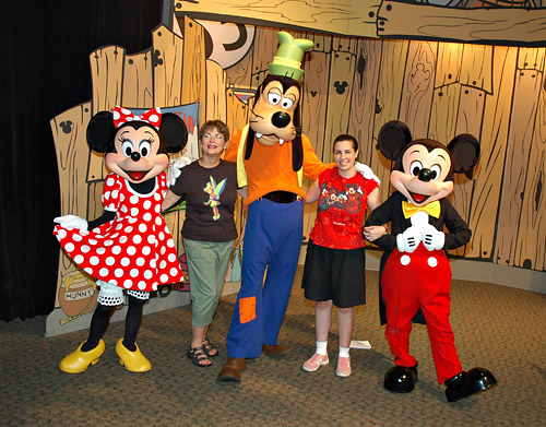 Meeting Mickey Mouse, Minnie Mouse and Goofy at Disney World