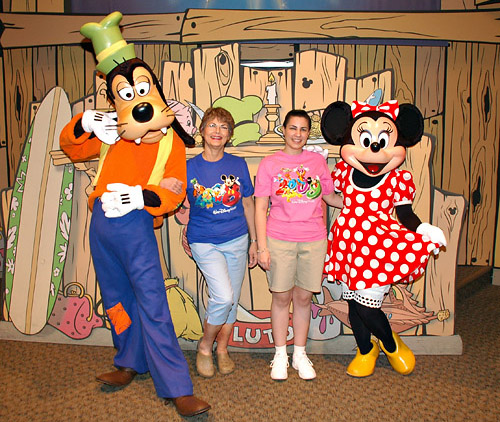 Meeting Minnie Mouse and Goofy at Disney World