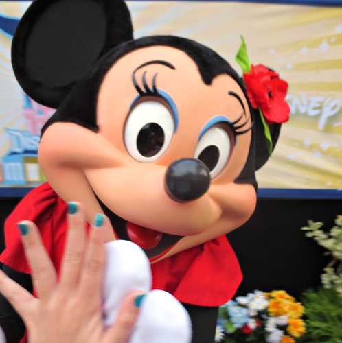 Meeting Minnie Mouse at Disneyland during rundisney Disneyland 10k