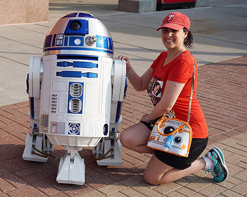 Meeting Star Wars Cosplay R2-D2 on Philles Star Wars Night